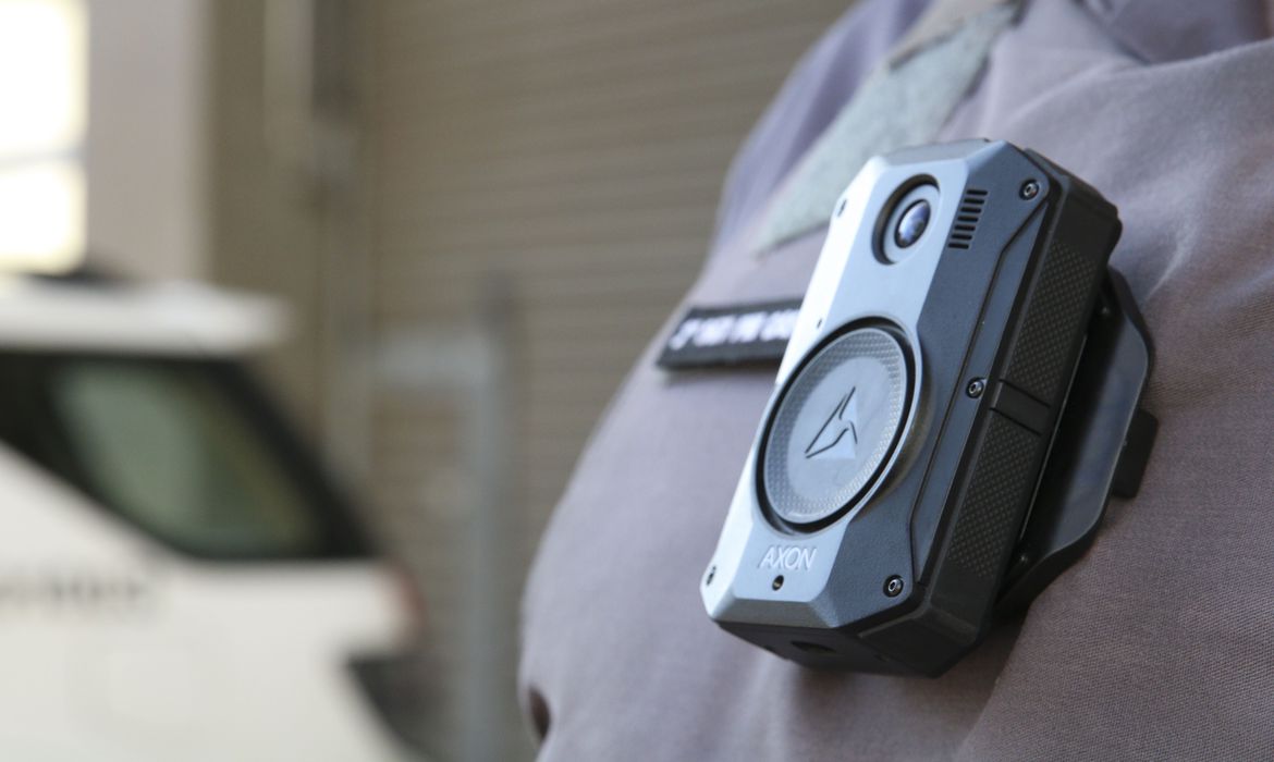 Foto dando close em bodycam em policial