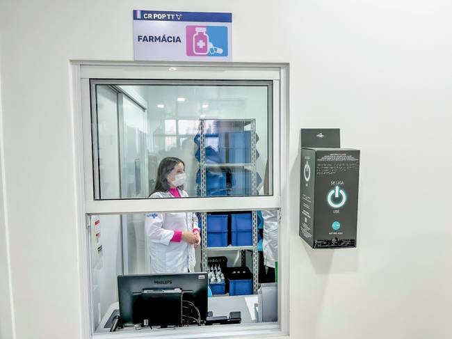 cr tt (9).jpeg Foto mostra farmácia do Centro Janaína Lima com mulher atendente dentro da sala