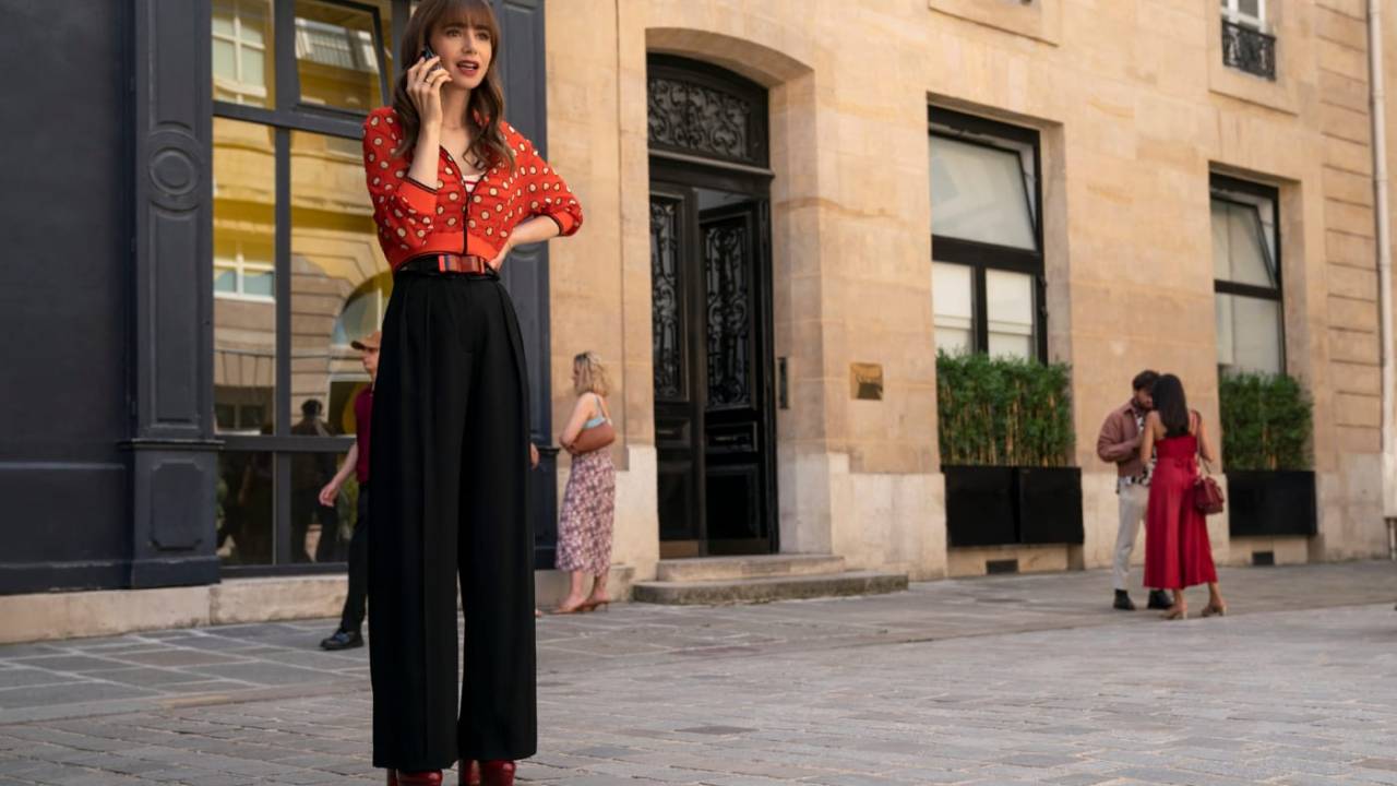 Lily Collins em cena de Emily em Paris