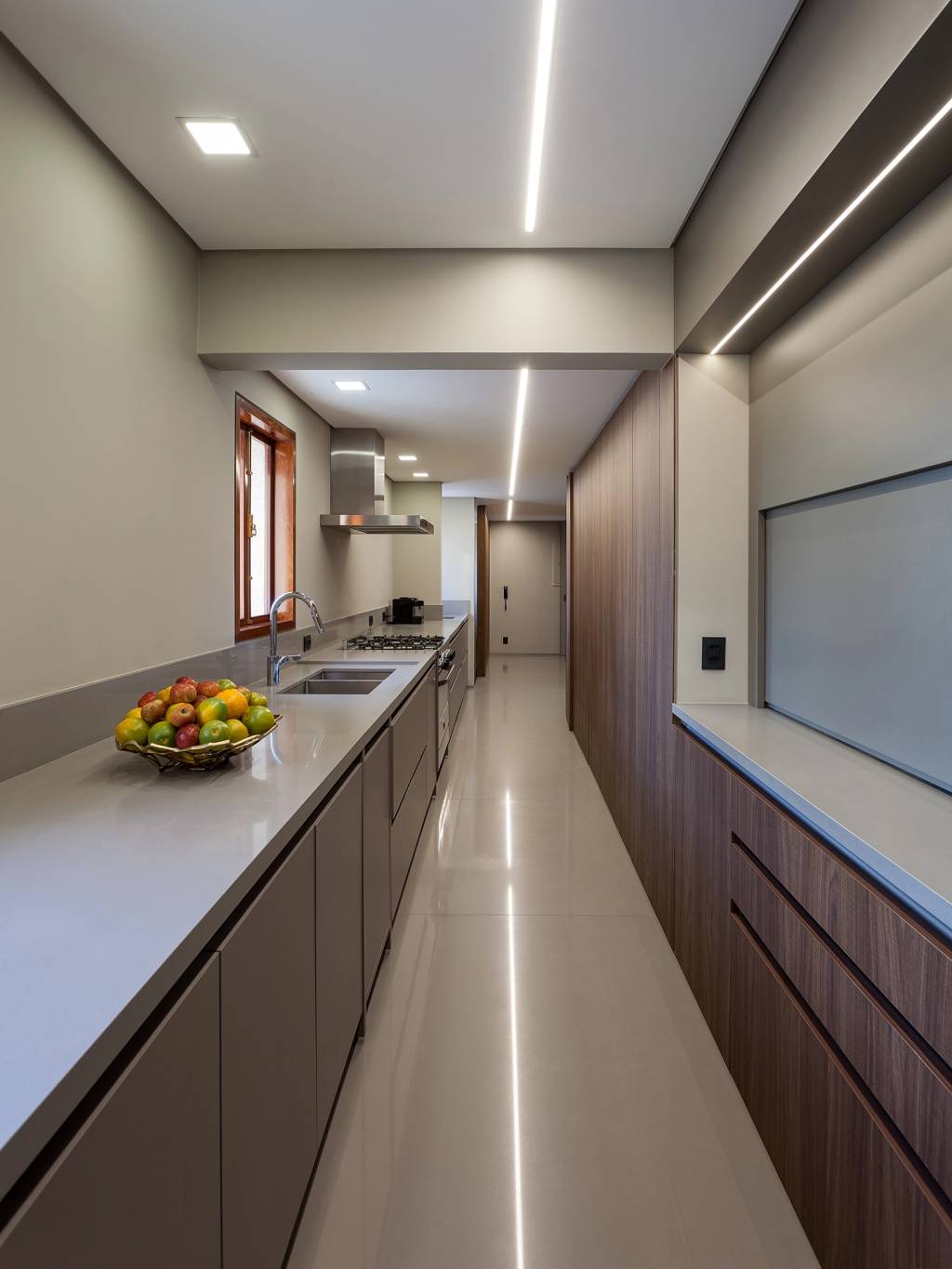 Estante com iluminação cênica é a protagonista deste apê de 815 m²