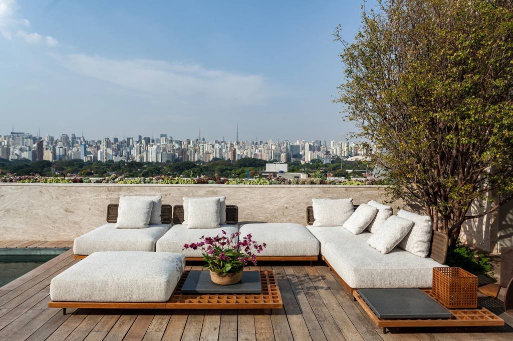 estante-com-iluminacao-cenica-e-a-protagonista-deste-ape-de-815-m²-3 Estante com iluminação cênica é a protagonista deste apê de 815 m²