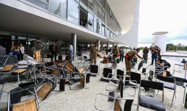 Móveis e janelas danificadas no Palácio do Planalto. Móveis e janelas danificadas no Palácio do Planalto.