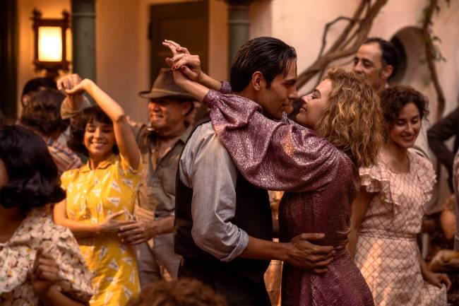 Casal dança e sorri um para o outro em cena do filme