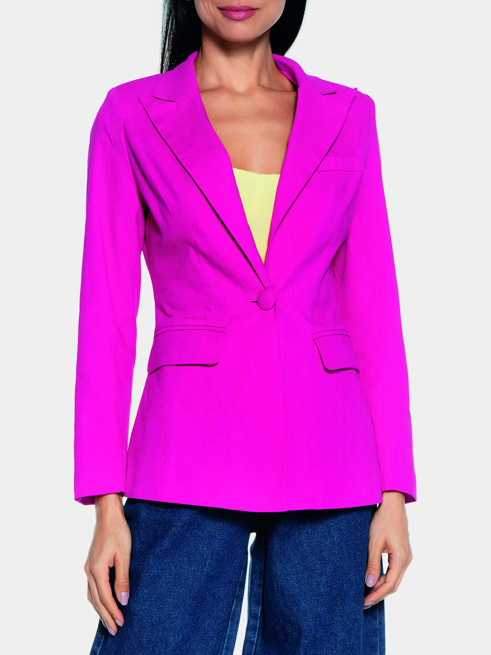 Modelo branca e magra usa blazer reto magenta
