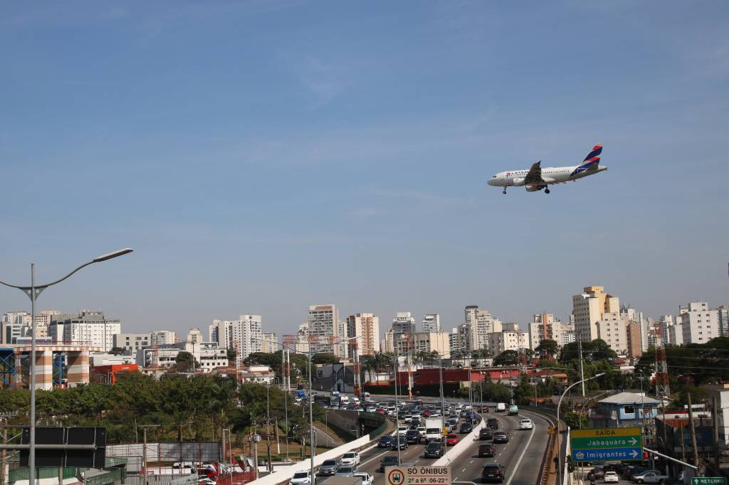 Aeroporto de Congonhas interrompe operações após queda de energia