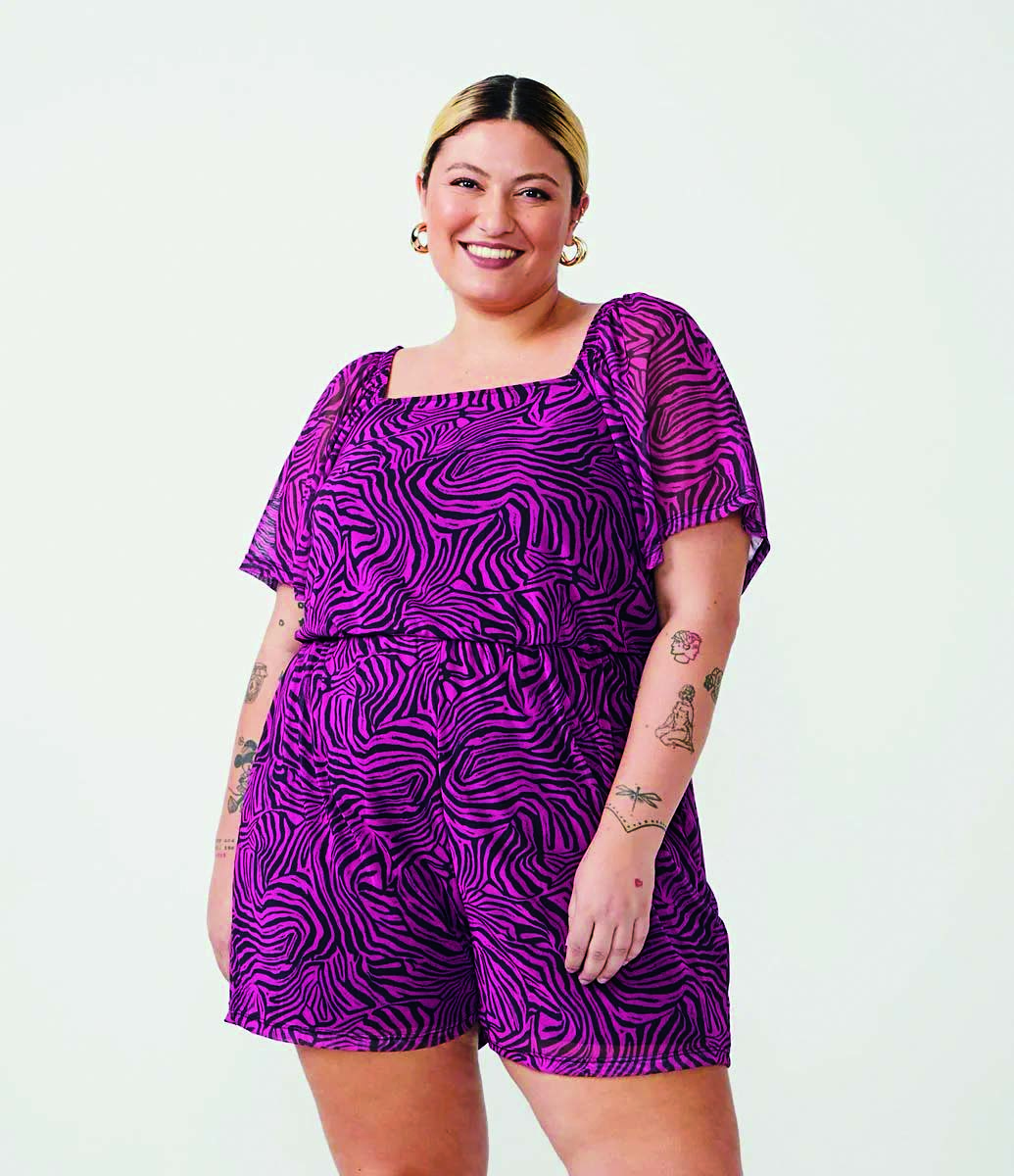 Modelo plus size branca usa macaquinho magenta com animal print de zebra