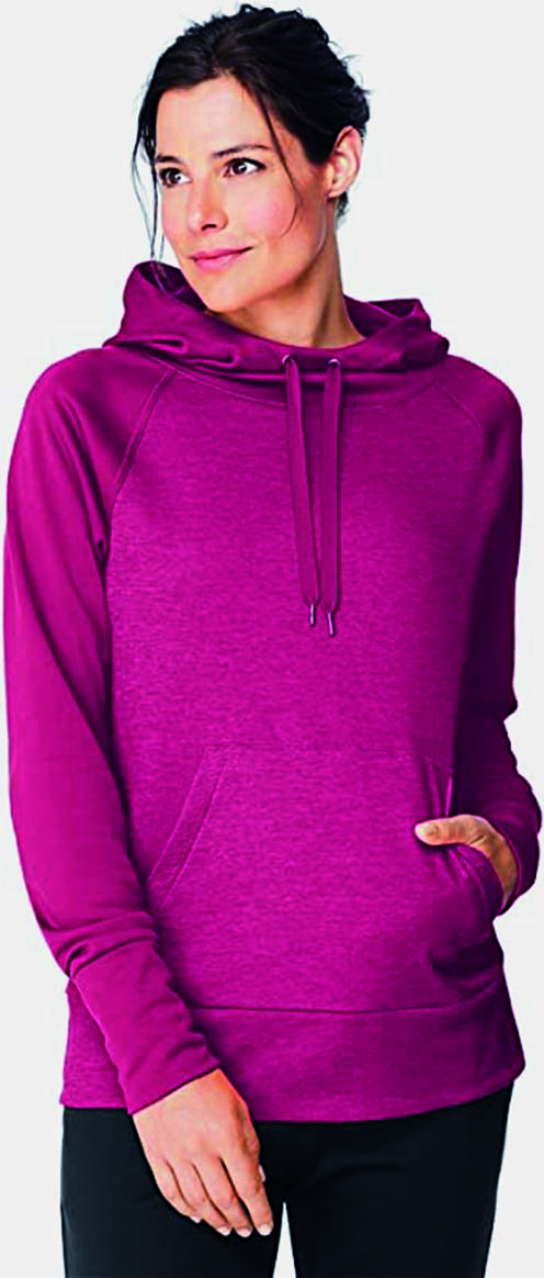 Modelo branca, magra e morena usa moletom liso magenta