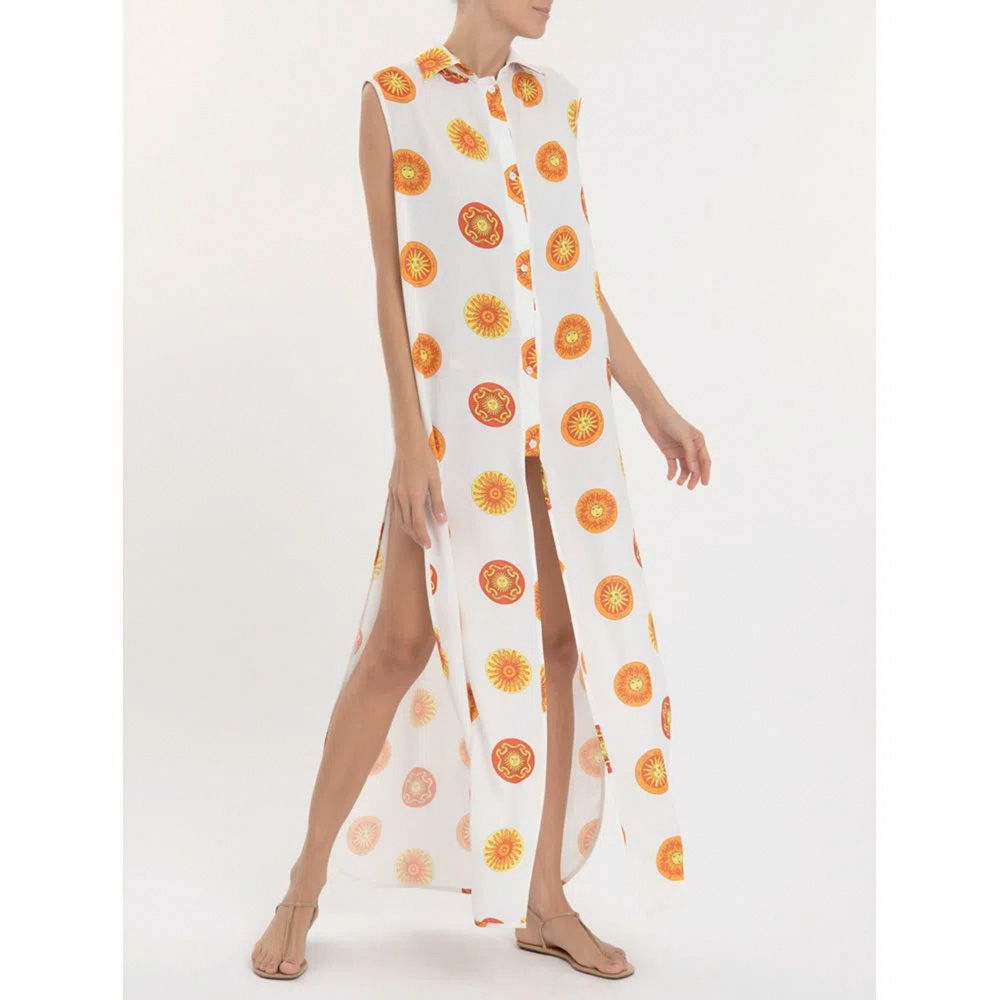 saída de praia.jpg Modelo branca e magra usa saída de praia de grife. A estampa tem fundo branco e mandalas laranja