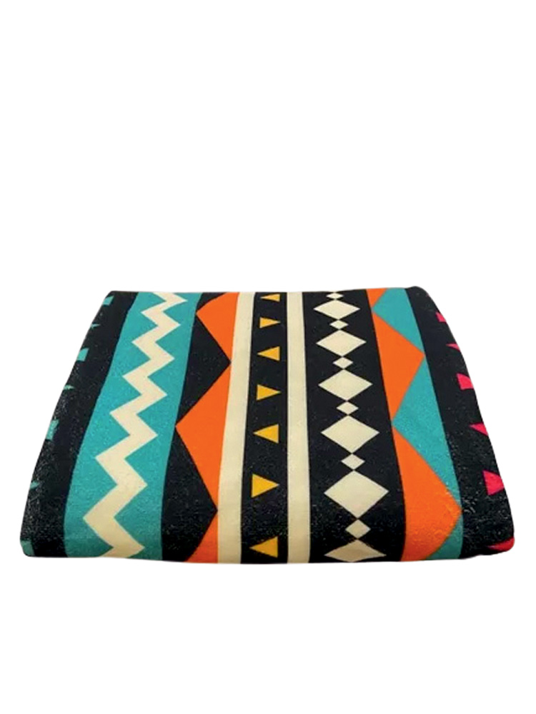 toalha.jpg Toalha de banho com estampa étnica preta, azul, laranja e branco. Está dobrada
