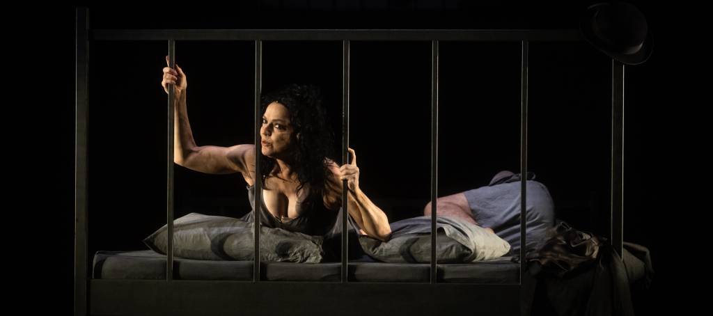 Solo de Bete Coelho, ‘Molly-Bloom’ faz nova temporada em São Paulo