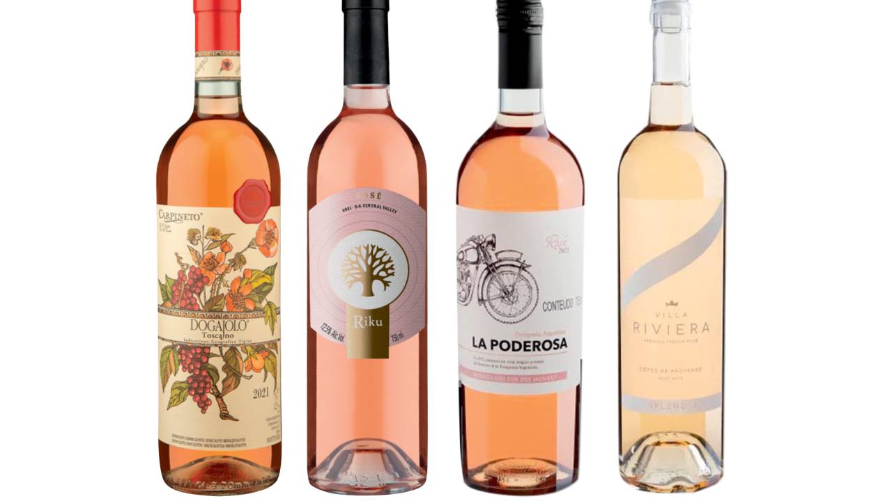 Quatro garrafas de vinhos rosé