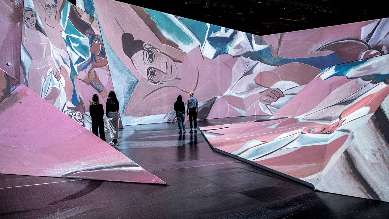 Imagem mostra salão de exposição imersiva