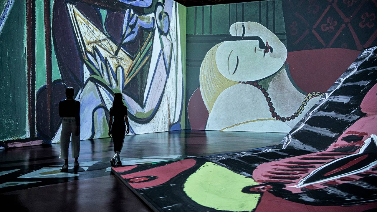 Imagem mostra salão de exposição imersiva