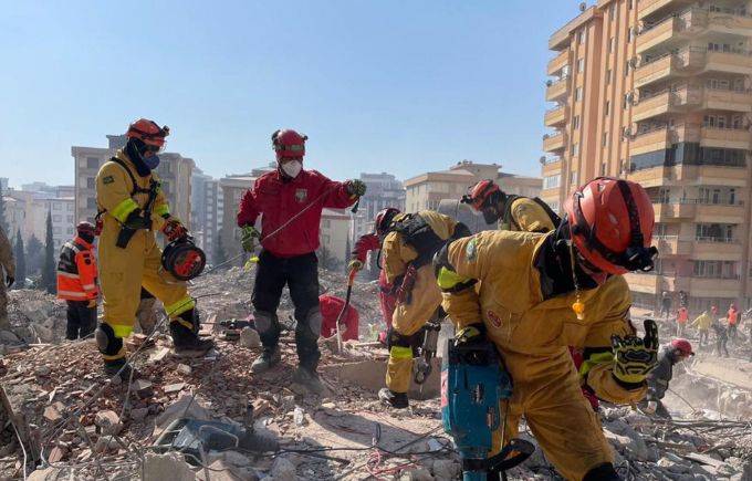 Frio de -5ºC é o maior desafio dos bombeiros na Turquia; confira imagens