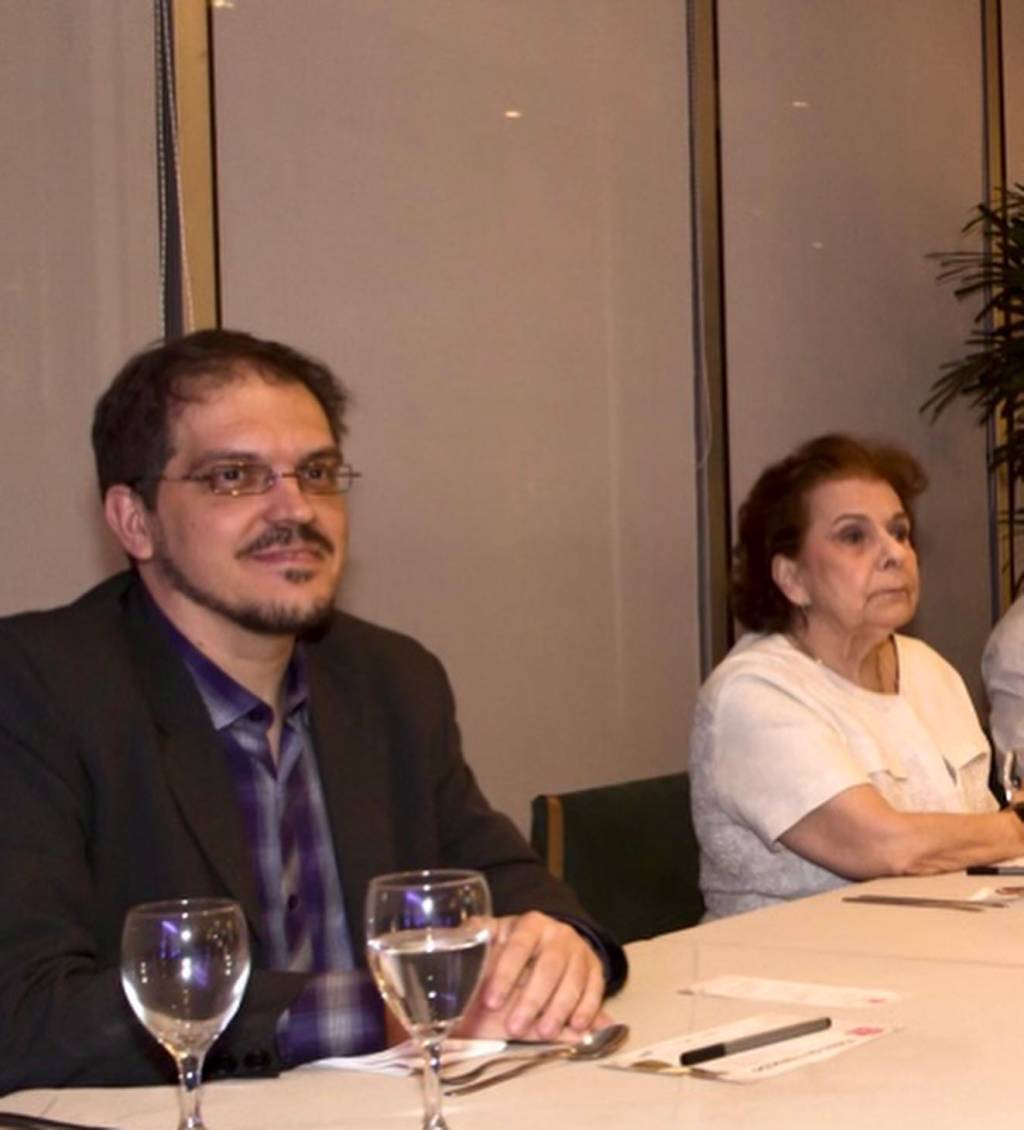 Lorençato e Bettina Homem e mulher sentados à mesa