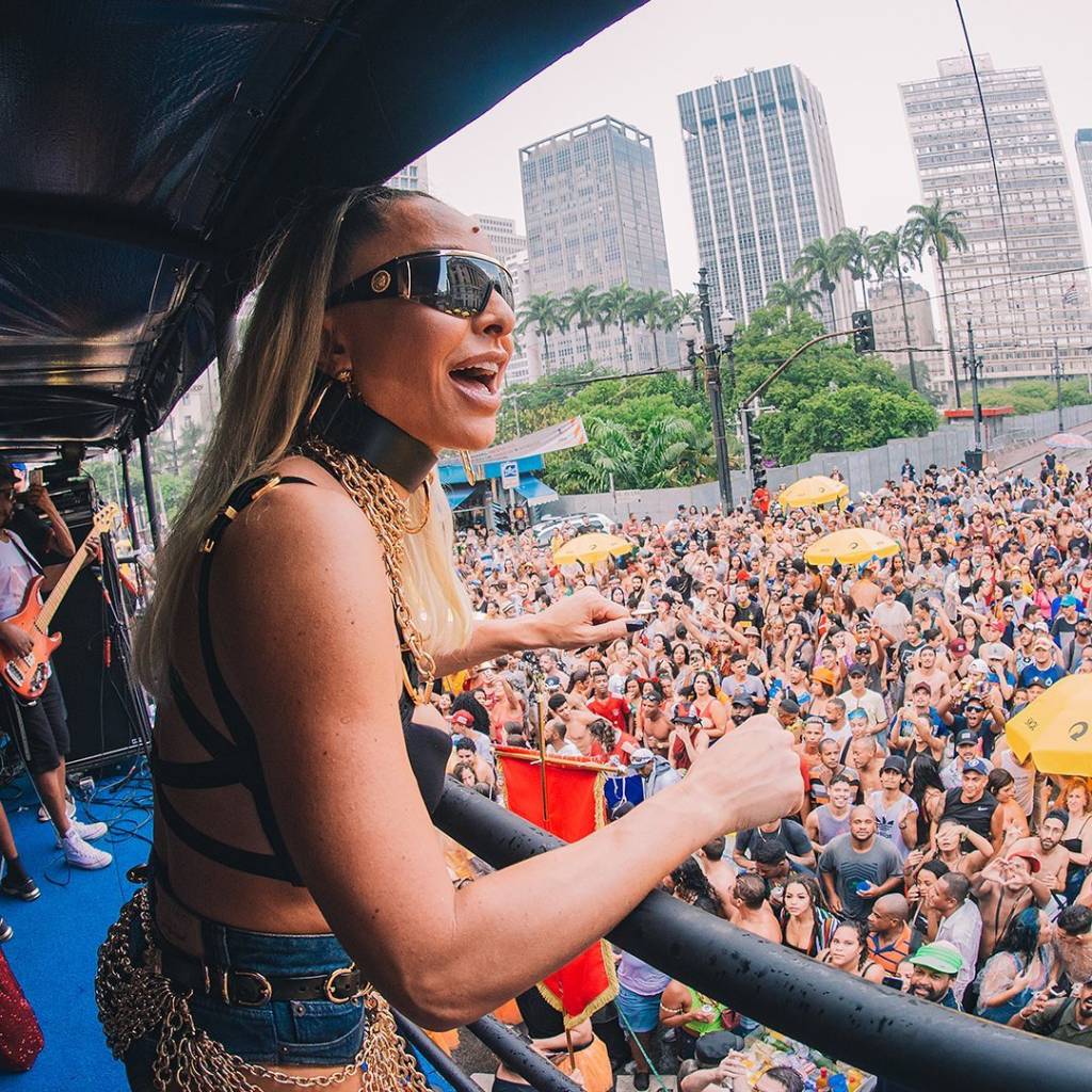 Bar Brahma faz bloco de Carnaval com Molejo e Sabrina Sato