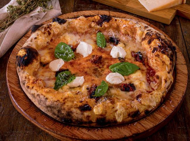 Pizza sobre balcão de madeira