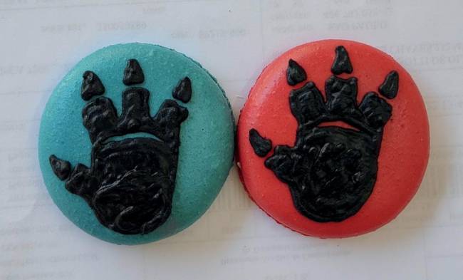 Macarons Godzilla Eat Asia Dois macarons com uma patiha estampada, um vermelho e um azul