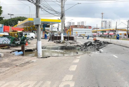 Imagem mostra buraco em avenida