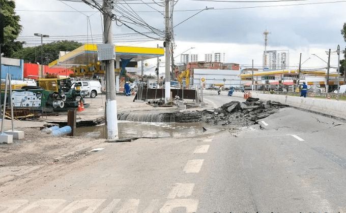 Cratera se abre em obra da Sabesp e interdita a Av. Eliseu de Almeida