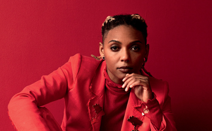 Bia Ferreira faz show voz e violão no Cineclube Cortina