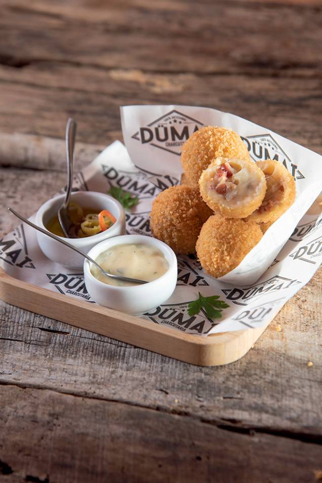 Bolinho de queijos com bacon: parmesão, meia cura e da Serra da Canastra Bolinho de queijos com bacon: parmesão, meia cura e da Serra da Canastra