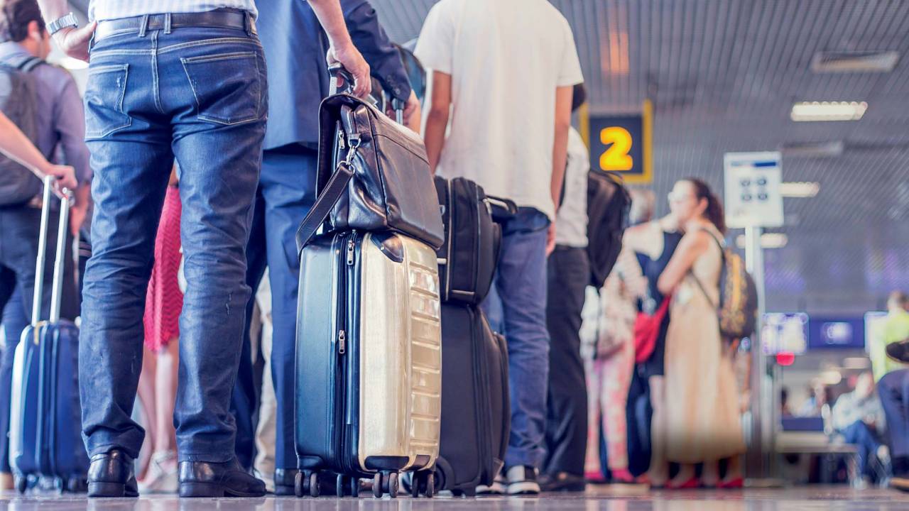 Imagem mostra saguão de aeroporto com diversas pessoas
