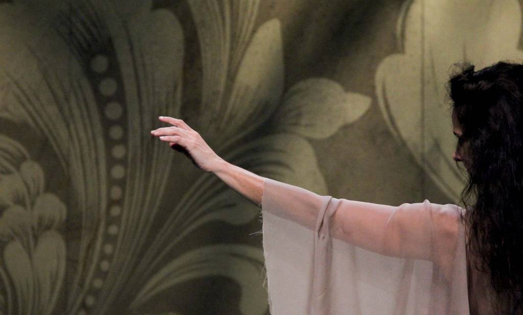 Paris – Teatro Municipal Imagem mostra mulher com o braço levantado