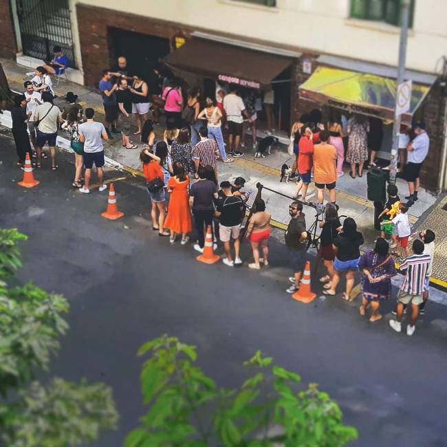 Fachada de sorveteria com fila em frente