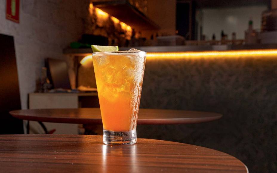 Ilha das rosas: cachaça, Cynar, limão-siciliano, xarope de açúcar e água com gás Ilha das rosas: cachaça, Cynar, limão-siciliano, xarope de açúcar e água com gás