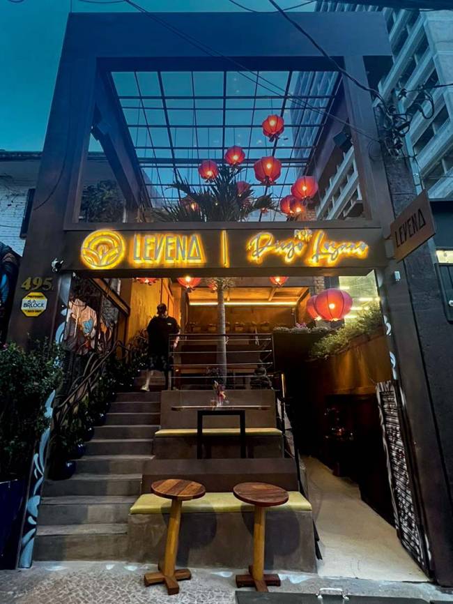 Levena Fachada com letreiros luminosos