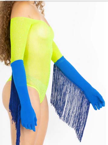 Modelo branca e magra usa body verde neon e luvas azuis com franjas