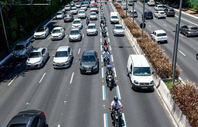 CET estuda criar faixa exclusiva para motos na Marginal Tietê