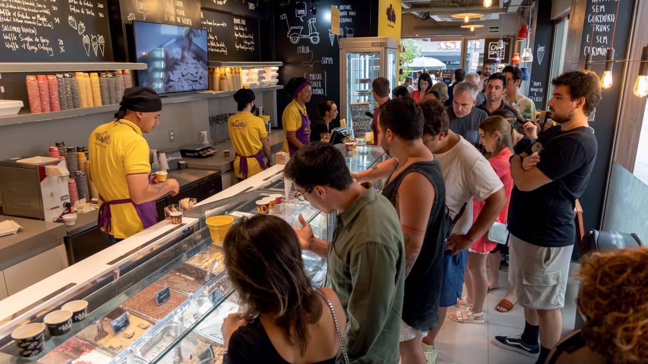 Vitrine de sorveteria com fila ao lado