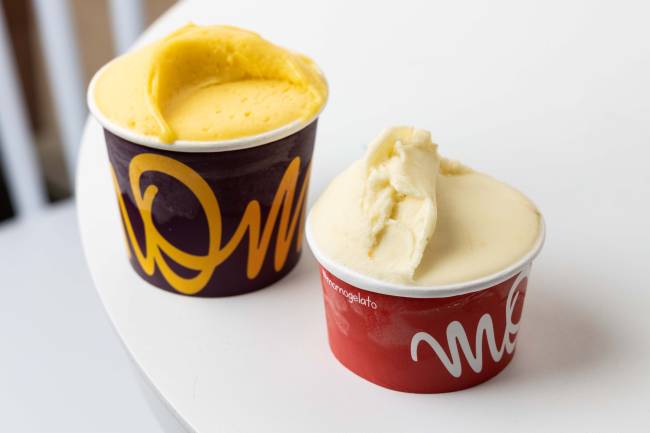 Momo Dois potes de sorvete, um com um amarelo, maior, e outro com um branco