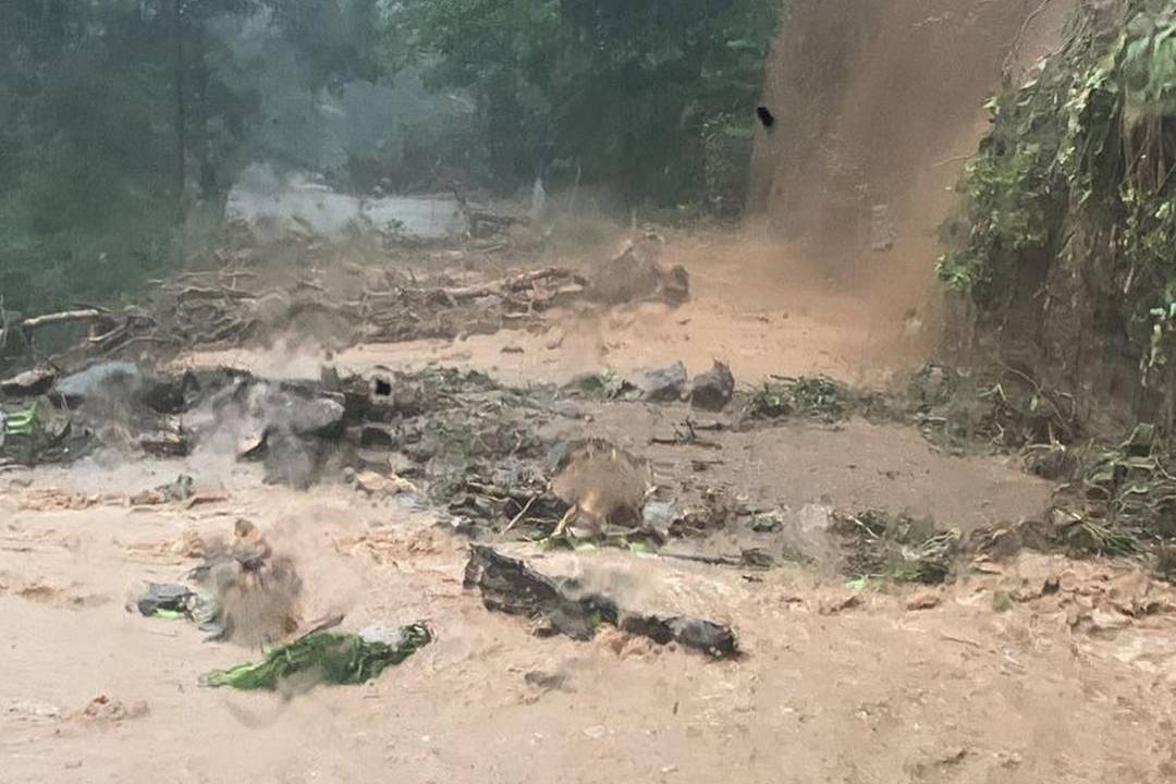 Chuvas causaram deslizamentos de terra, alagamentos e deixou desabrigados.
