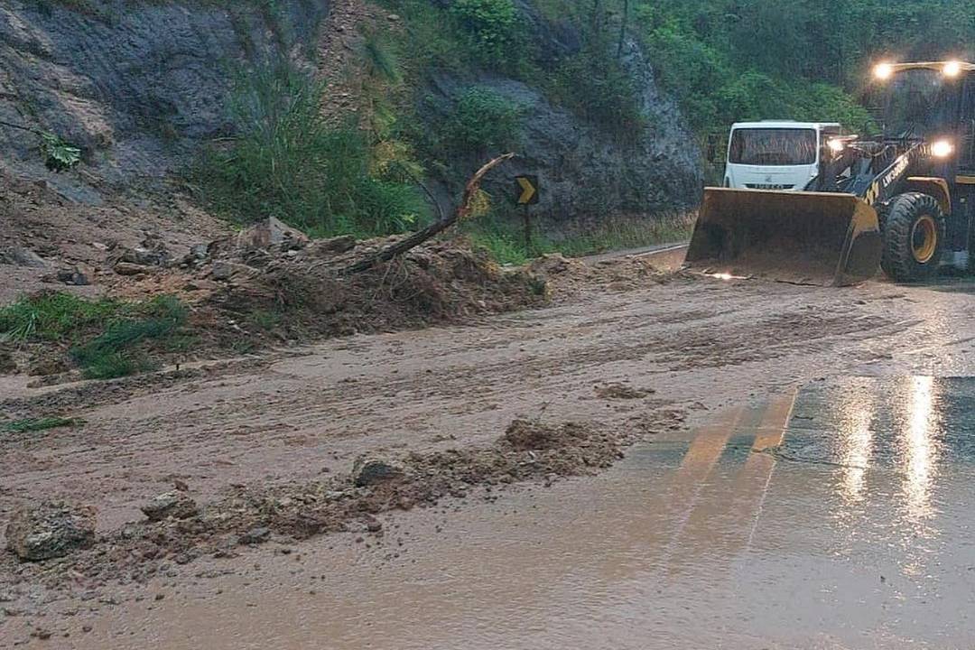Chuvas causaram deslizamentos de terra, alagamentos e deixou desabrigados.
