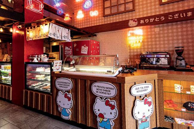 Café Hello Kitty Eat Asia Café com ambiente decorado com desenhos da Hello Kitty, luzes temáticas e coloridas