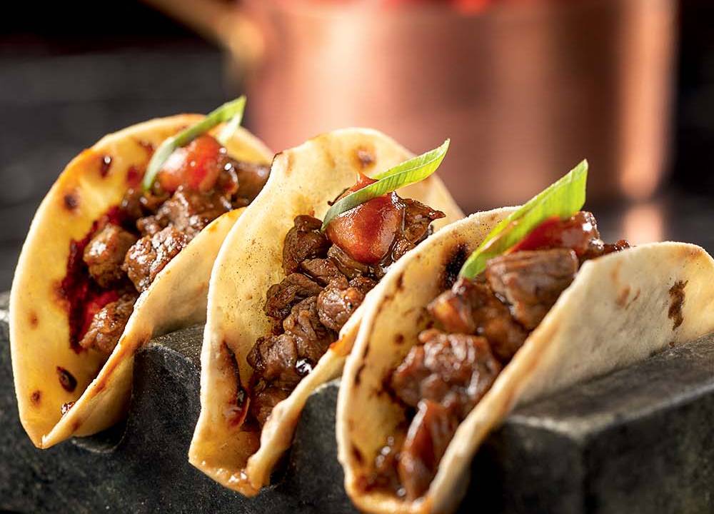 Três tacos em suporte de pedra preta
