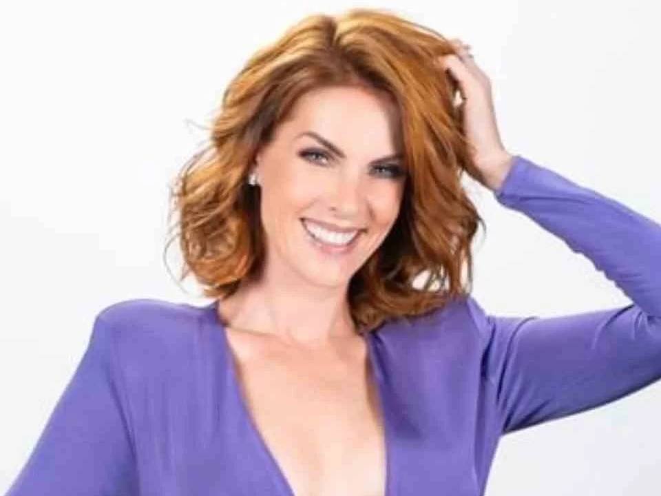 Foto de mulher ruiva, usando vestido azul