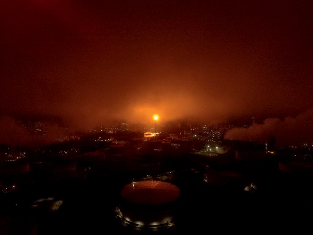 Parque São Rafael tomado por fumaça vinda de indústrias petroquímicas. Parque São Rafael tomado por fumaça vinda de indústrias petroquímicas.