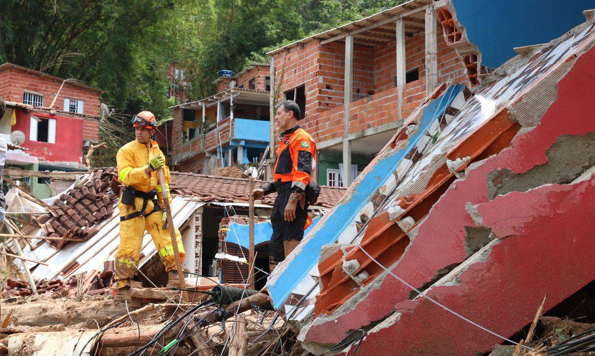 Bombeiros continuam buscas na região da Baleia Verde em São Sebastião