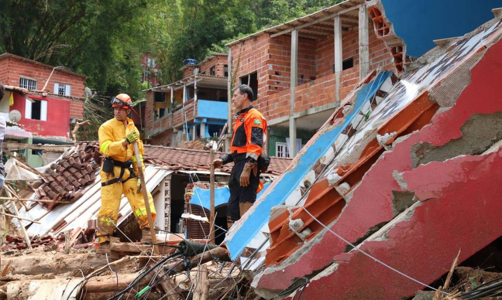 Bombeiros continuam buscas na região da Baleia Verde em São Sebastião