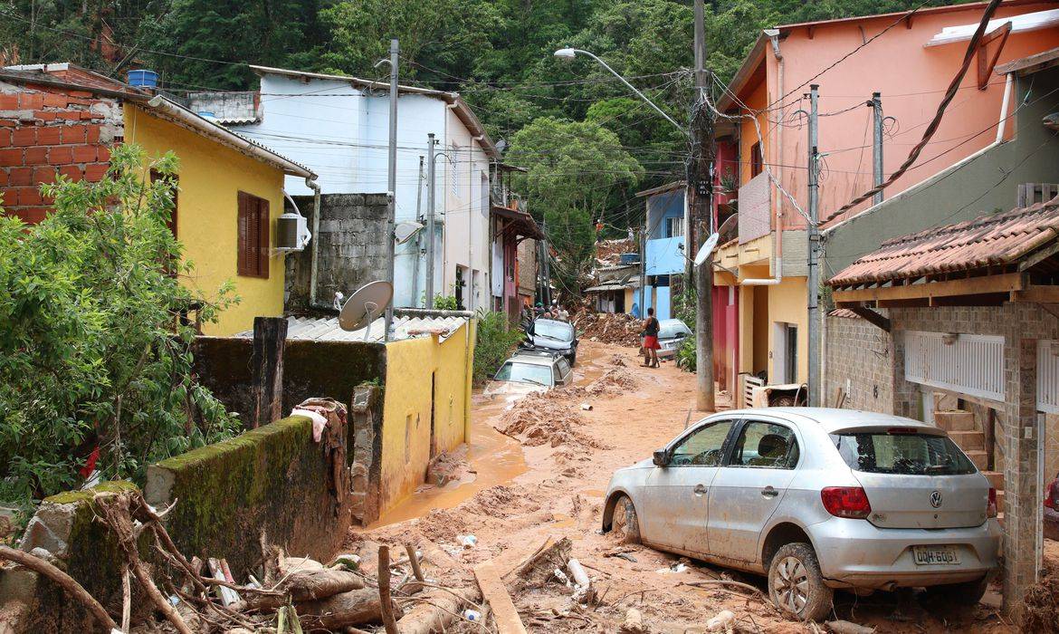 Sobreviventes de tragédia vivem medo de remoção em São Sebastião