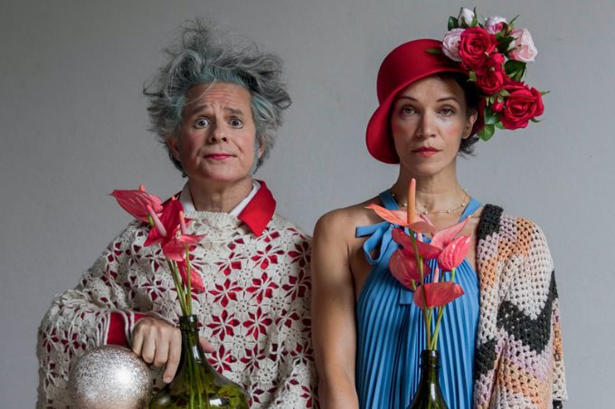 Casal de palhaços expõe memórias românticas em espetáculo gratuito