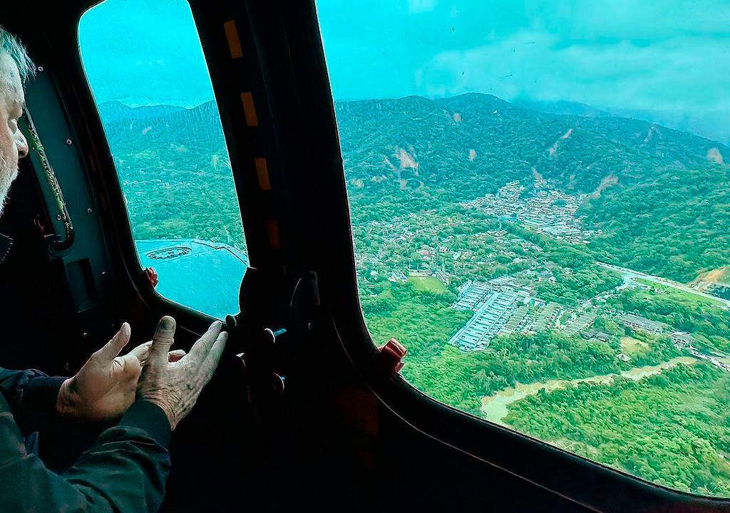 Presidente Lula sobrevoa áreas atingidas por chuvas no Litoral Norte de São Paulo.