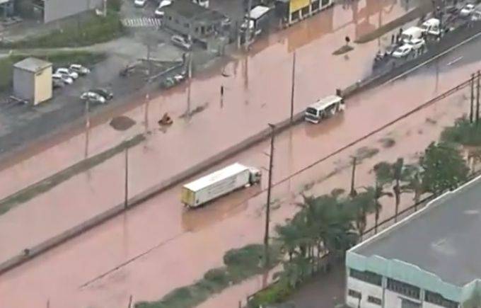 Chuvas provocam alagamento da Rodovia Regis Bittencourt