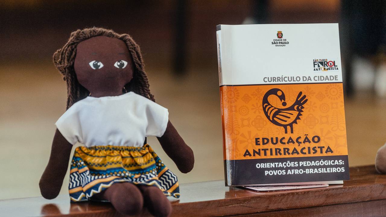 Prefeitura vai distribuir cartilha para escolas com diretrizes para combater o racismo.