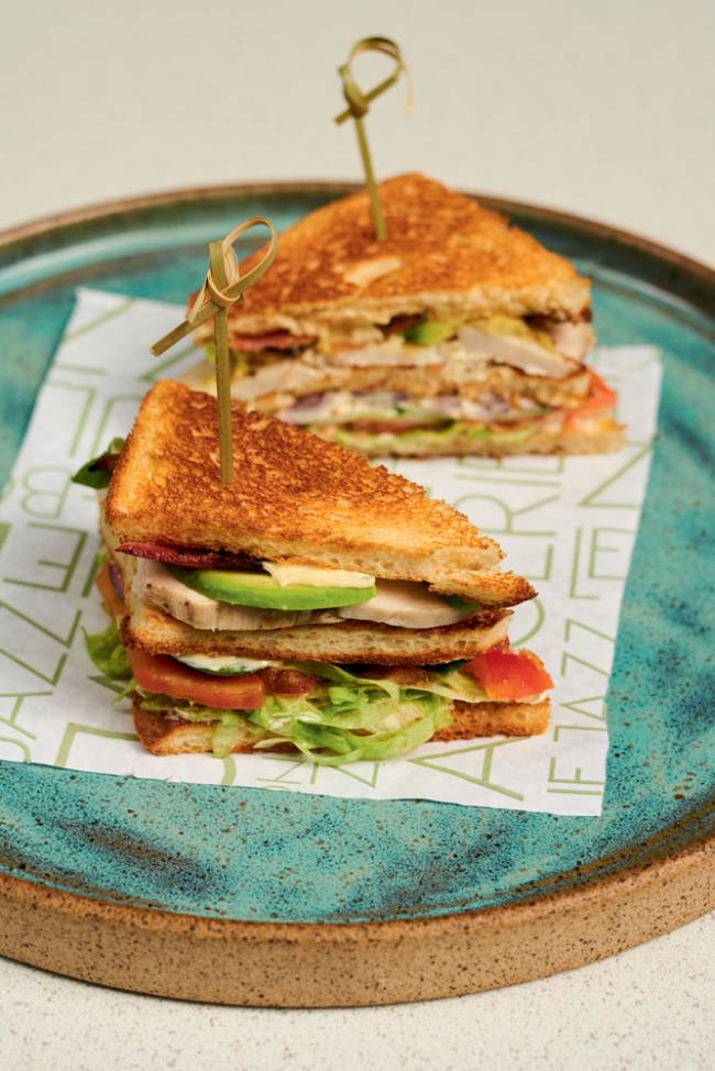 Club Sandwich Le Jazz Boulangerie Sanduíche sobre prato de cerâmica azul