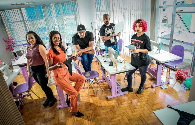 Inova&ccedil;&atilde;o: Solange (de vermelho) criou pe&ccedil;a sem saber costurar